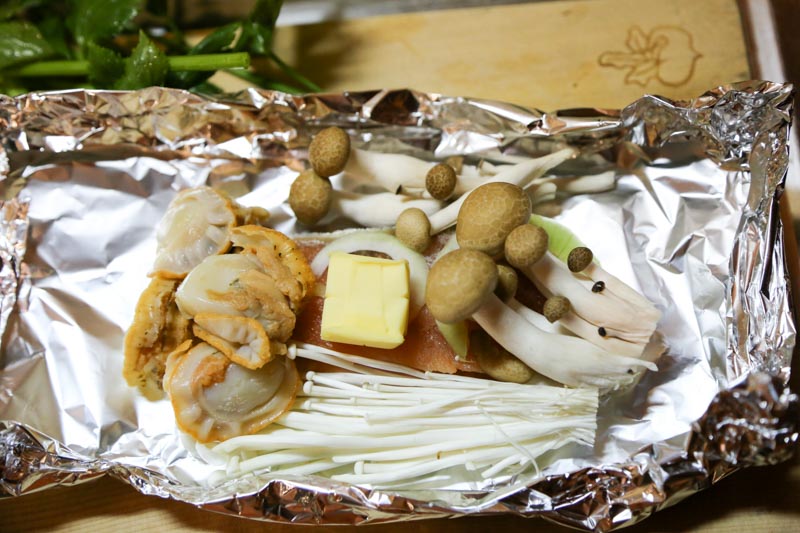 キャンプ飯　鮭とキノコのバター蒸し焼き