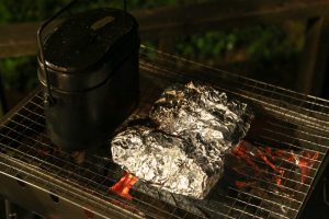 キャンプ飯　鮭とキノコのバター蒸し焼き