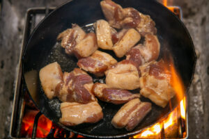 【キャンプ飯】スキレットで作って！食欲がそそる！豚バラとブロッコリー炒めとさわやかレモン風味