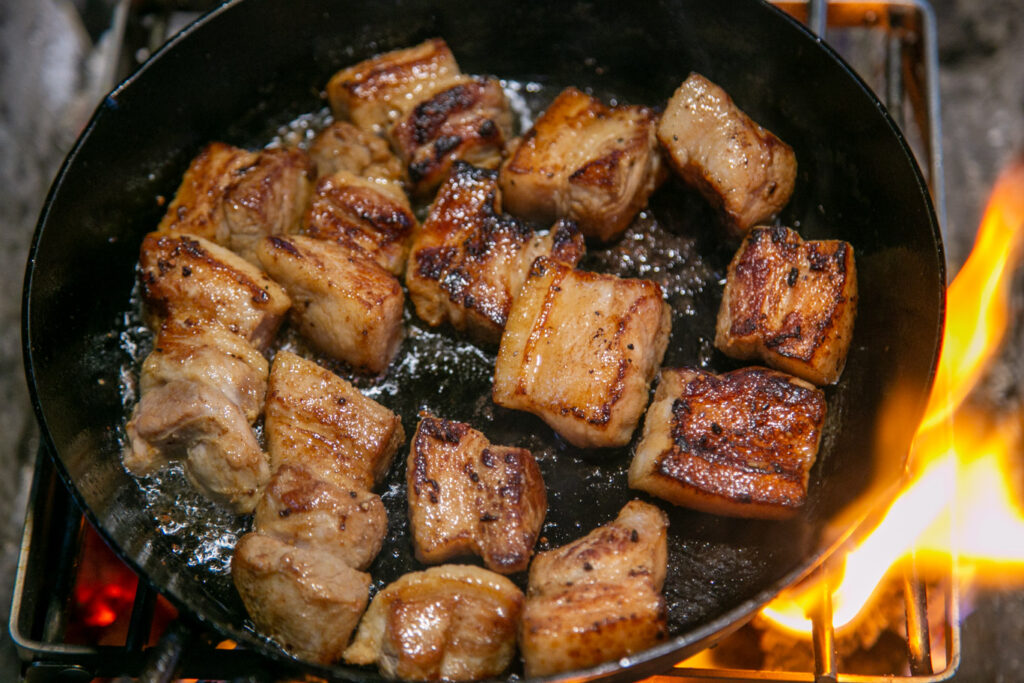 【キャンプ飯】スキレットで作って！食欲がそそる！豚バラとブロッコリー炒めとさわやかレモン風味