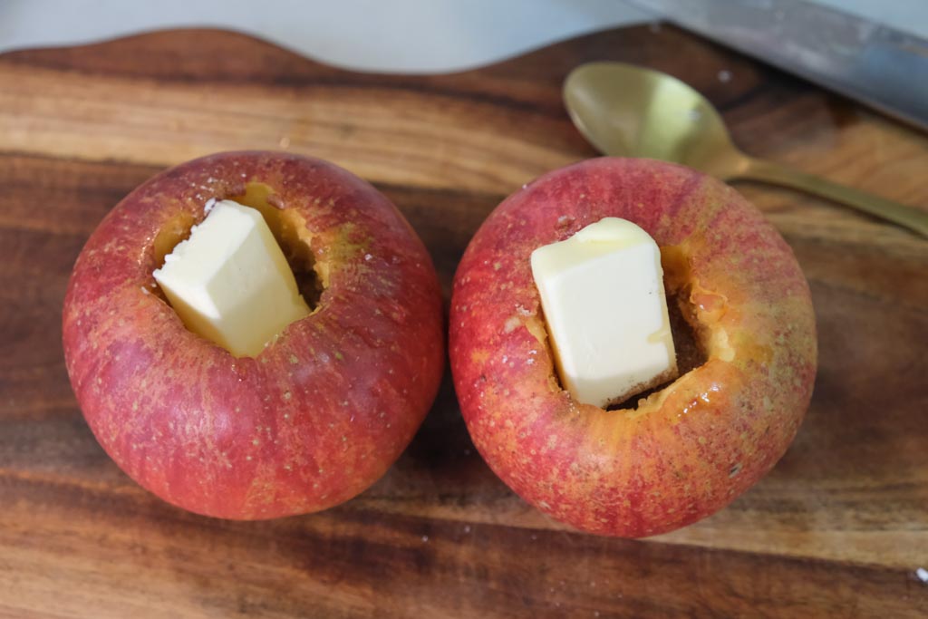 キャンプ飯 キャンプでも自宅でもできる ダッチオーブンで作る甘 い焼きりんご キャンプと遊び Campto遊