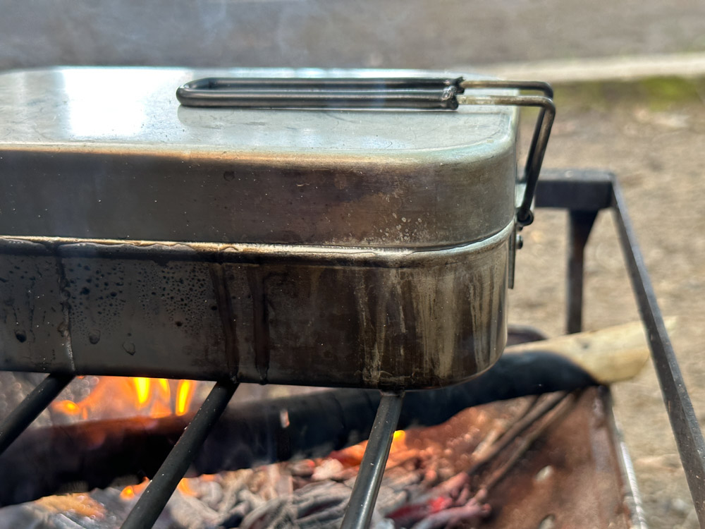 キャンプ料理の基本：メスティンで簡単にご飯を炊く方法